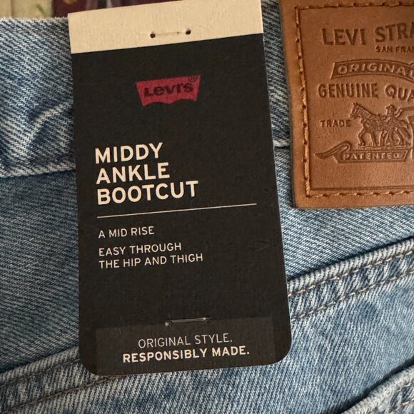 Levi's - Middy Bootcut Women's Jeans in Medium Wash - Picture 6 of 7